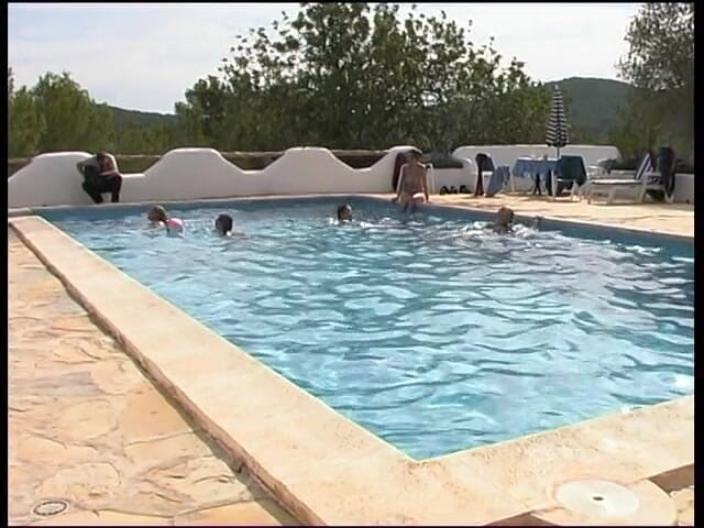 Lucky Cooch: Chicas bronceadas encantadoras en la piscina