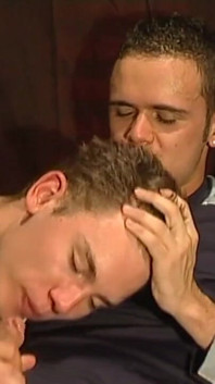 Lo skater coppia di giovani gay scopa nel club
