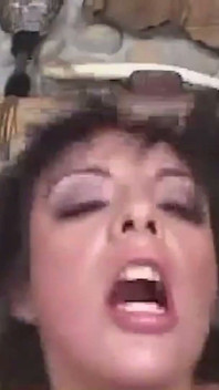 Sarah se alegra en el tratamiento acabador de corrida en spray después de hacerlo feliz con follada en las tetas