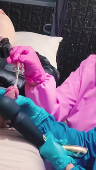 2 infermiere sadica tormenta lo schiavo con sounding