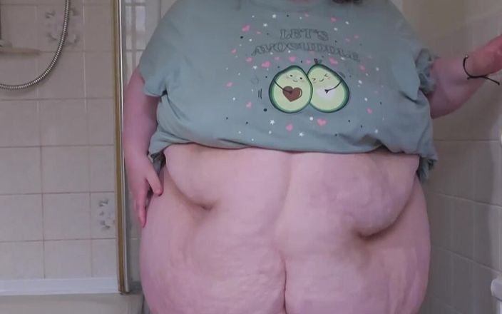 SSBBWLadyBrads: Игра животом в ванной с богиней жиробасина