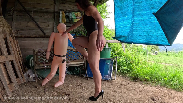 Nude Sportswomen: Pelatihan ballbusting oleh wanita berotot - gerakan lambat