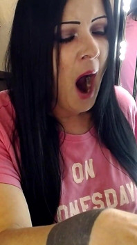 La miLF sbadiglia facendo trucco/unghie in una chat