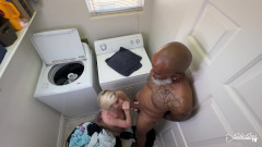 Kyla Keys: Uso gratuito en la lavandería