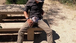 Je pisse ma culotte dans le désert après le travail