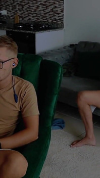 Tradisce suo marito con lui migliore amico, alle spalle! 4K