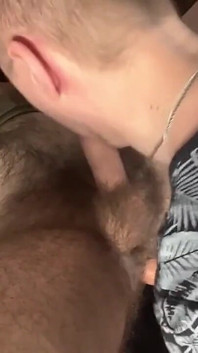 Ce papa excité adore les gros godes dans le cul et le sperme dans la bouche