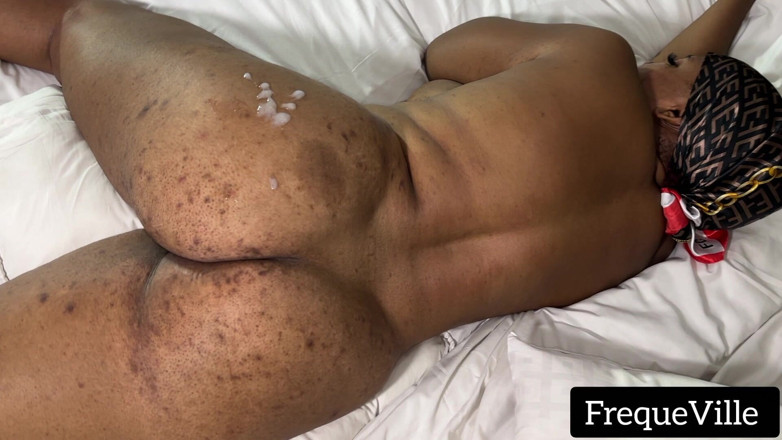 FrequeVille: Její šťavnatá kundička mě udělala na její tlustý zadek