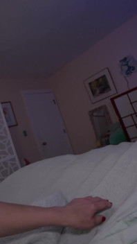 Schoonmoeder neukt schoonzochter naast rustende vrouw - 4k