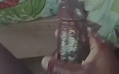 Enorme chico acariciando su enorme polla en el almacén
