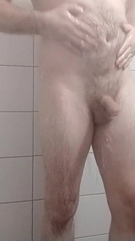 Gay poilu sous la douche