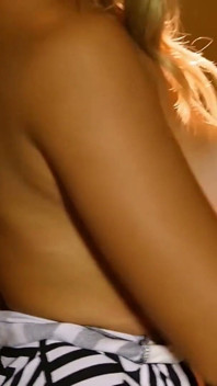 Schattige tiener Henessy stripstease
