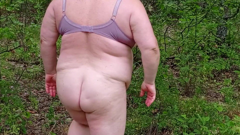 Zona901: Une voisine se déshabille dans un parc et se masturbe...