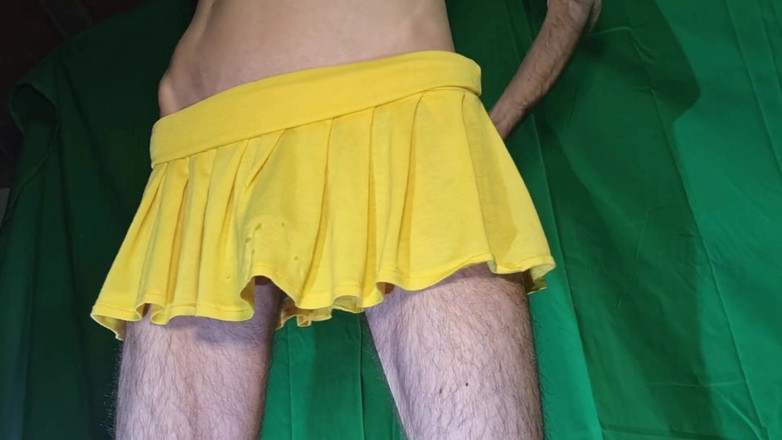 HeIsSooThin: Skirt kuning, tiada seluar dalam