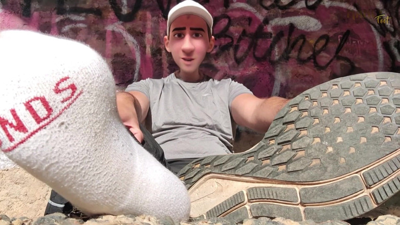 Manlyfoot: 새아빠 게이 - 다리 아래 - 여기 오지게 해서는 안 되는 이곳은 우리의 잔디밭이 더 나은 가격을 지불해 드립니다