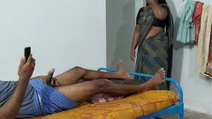 Nevlastní matka v sárí se schovávala a sledovala mě masturbovat při sledování porno videa