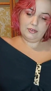 Hot miLF vuole mostrarti le sue unghie e tette