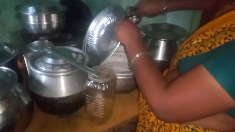 Priyanka314: Desi ehemann, der die brüste seiner frau drückt, während sie...