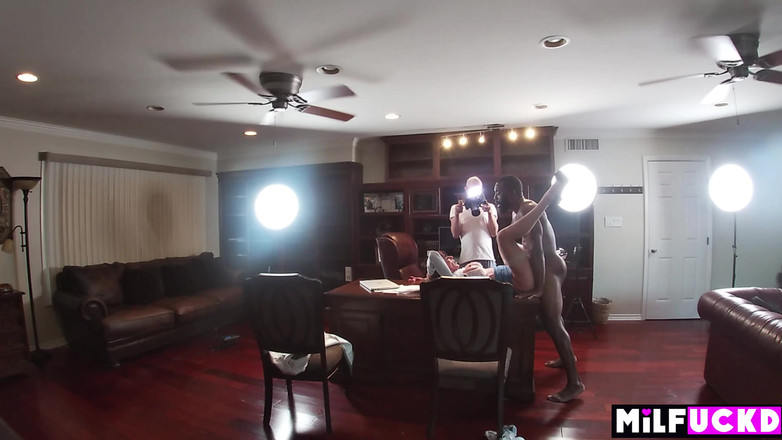 Milfuckd: La dirigente dell'azienda di registrazione irrompe nel suo nuovo artista...