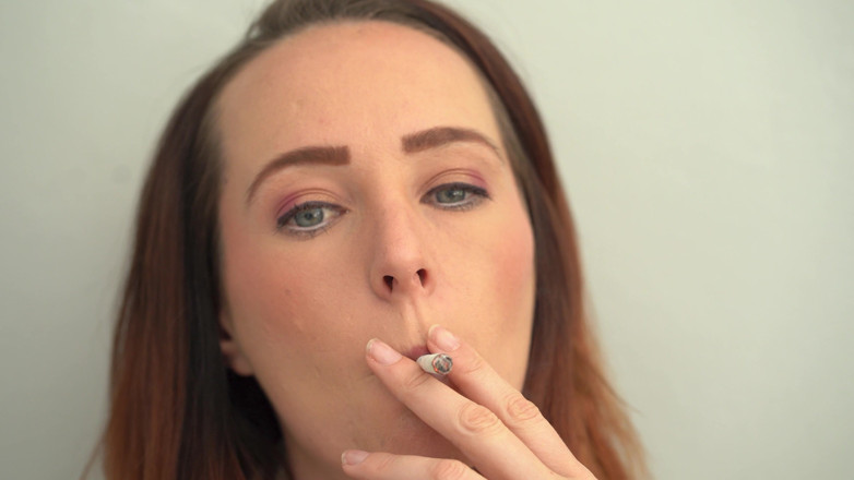 Alicia Robertz: Extreme close-up roodharige met blauwe ogen rokend