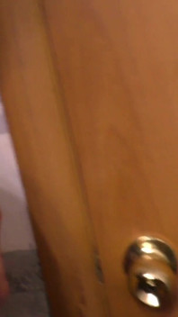 Orta yaşlı seksi kadın komşuya sakso çekiyor ve koridorda mastürbasyon yapıyor