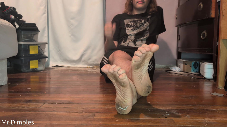 Mr Dimples: Дрочи свій жалюгідний член до моїх брудних підошв! - ногами