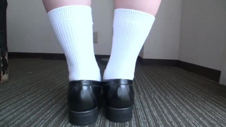 CherryBONBON: 一个熟女遇到一个穿着制服的迷人美女。