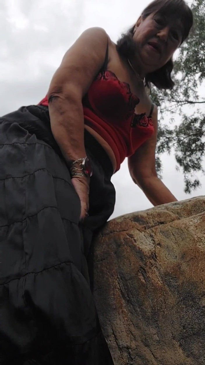 Zilah Luz: Coño peludo meando junto a una carretera concurrida