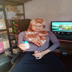 Mitha Zhe: Indo-hijab masturb im büro
