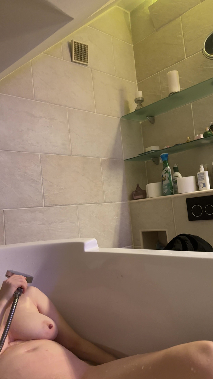 SweetLucy96: L’eau chaude rend mes tétons durs