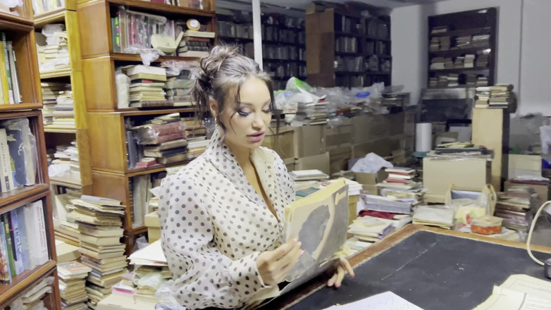 Monika Fox: Bibliotekarz Monika Fox Ostro zerżnięta w dupę telefonem i dużym...