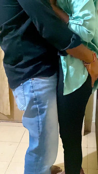La ragazza porta la ragazza del vicino a casa sua per la prima volta per fare sesso con il vicino per la prima volta, il vicino sedotto