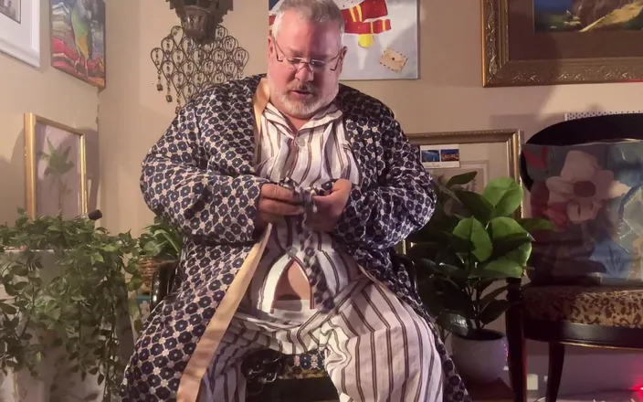 Hand-Free-Daddy-Chub: Fat Priest Has Big Fat Ass