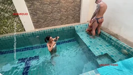 Minyon seksi genç Asyalı ladyboy sikişiyor ve porno yıldızı Magic Michel tarafından sikiliyor