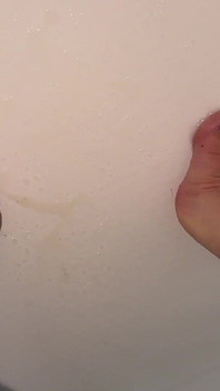 Mujer en primer plano meando en el baño
