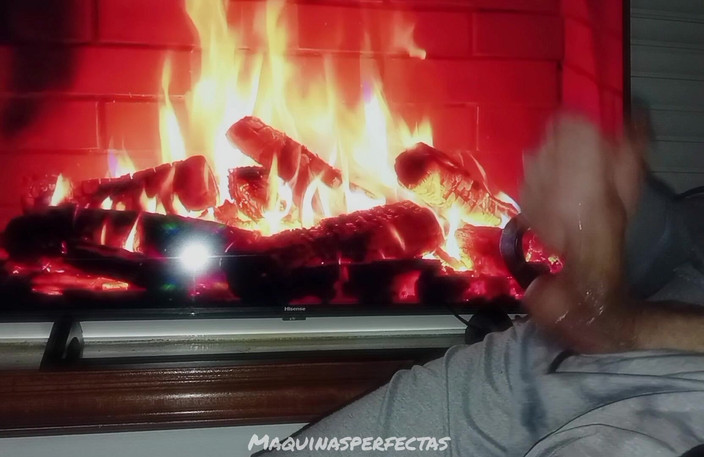 Maquinasperfectas: Dia mengisap bola saya dan saya mengisi mulutnya dengan air...