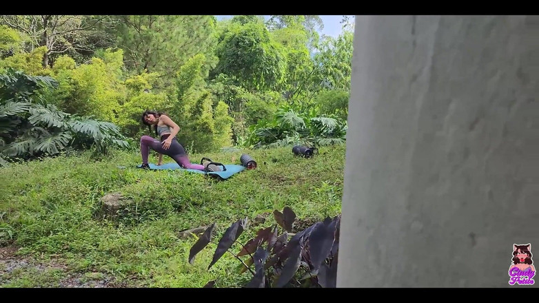 Cindy Luna Petite: Seorang pria yang berjalan melalui peternakan melihatku melakukan yoga dan...