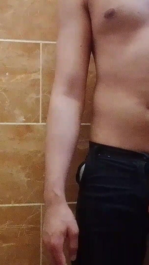 HemoShovel: Kijk Hoe De Stoute Jongen Danst Met Blootgestelde Penis.