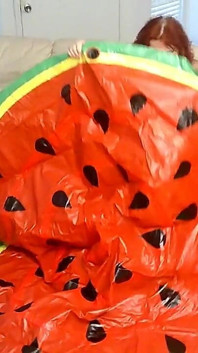 İri Güzel Hemşire Vicki Karpuz Dilimine Benzeyen Büyük Bir Plastik Şamandıra Yalıyor