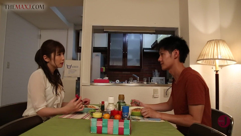 Asian happy ending: 毛茸茸的亚洲海狸女孩喜欢在沙发上好好地做爱,第1部分