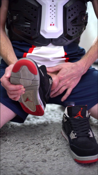 Sneakersmax98: Joacă cu Jordan Retro Iv adidași și ejaculare înăuntru