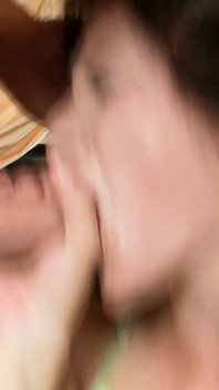 Oral în gât adânc și penetrări rapide, futai în trei cu o mamă sexy
