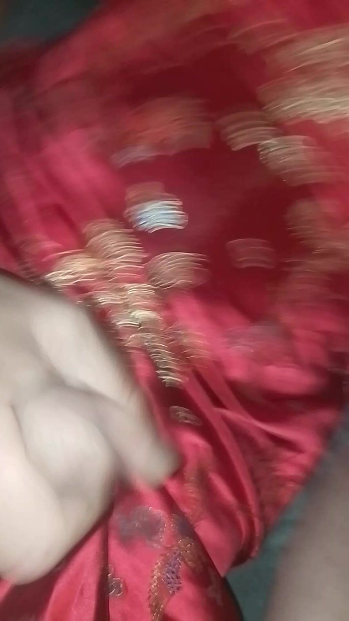 Leatransteen: Lars Damberger si masturba in un Asia Cheongsam rosso