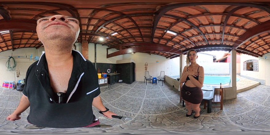 GabbyHorny: Muhabir raporu sırasında yakalandıktan sonra canlı yayında soyunuyor.