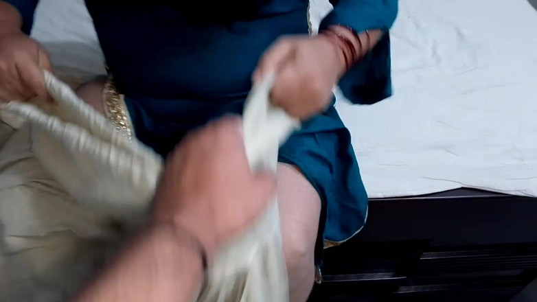 QueenbeautyQB: Сводная сестра переодевалась перед сводным братом