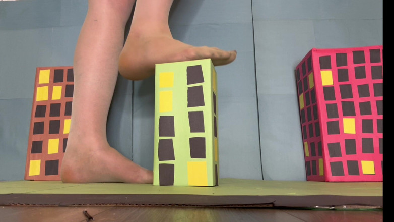 Peppermint Giantess: Mayors Giantess asistanı şehri parçalıyor