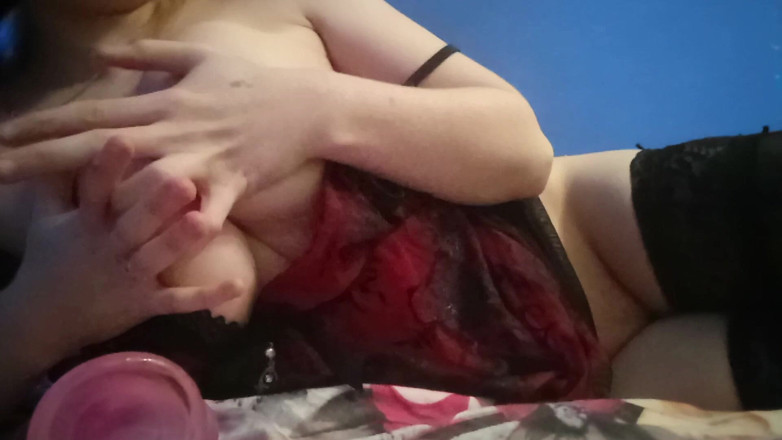 Miss_Kaprizzz19: La piccola ragazza si infila un dildo nella sua piccola...