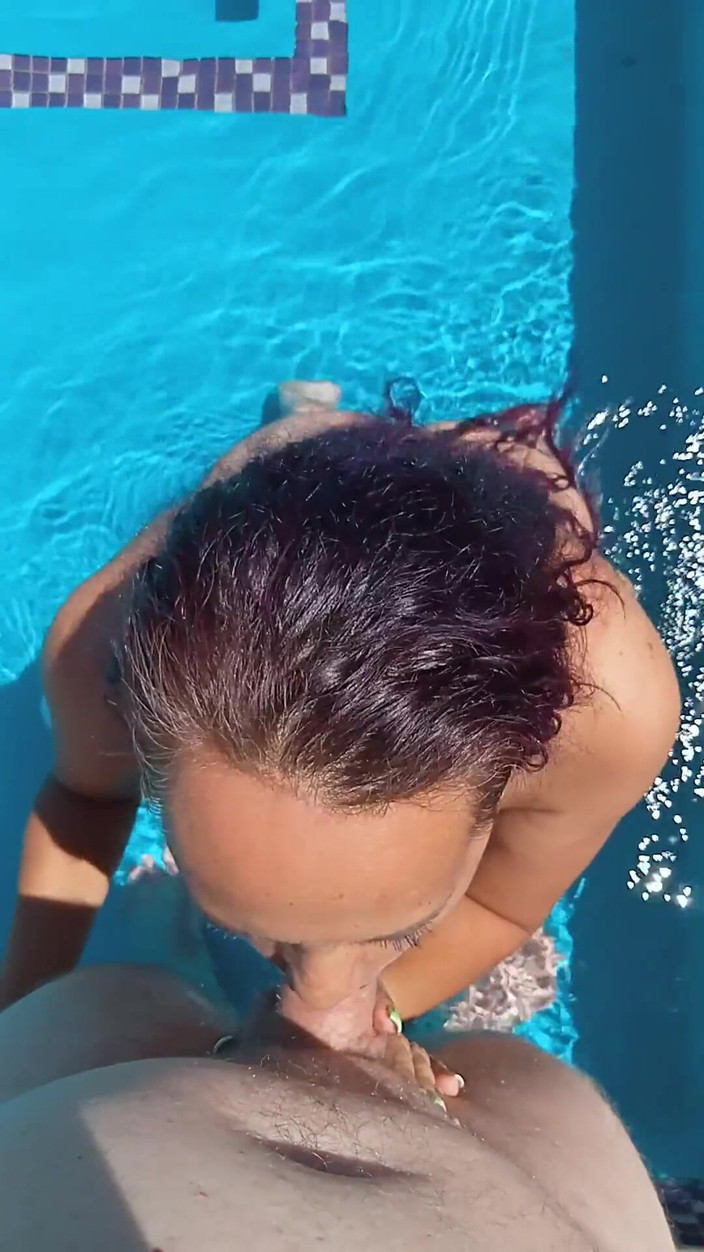 Exotic Tracy: Chupando pau ao ar livre na piscina