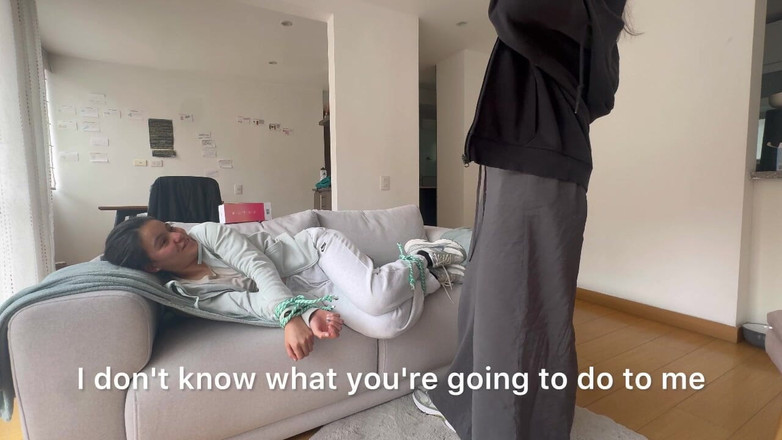 scarlettandc: 邻居把我绑起来，用玩具惩罚我