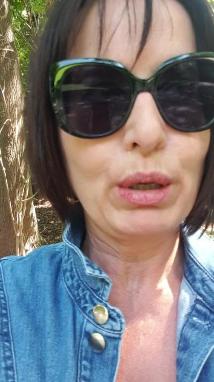 JulieEroticDress: Nackt an Einem Öffentlichen Ort Mit Squirting